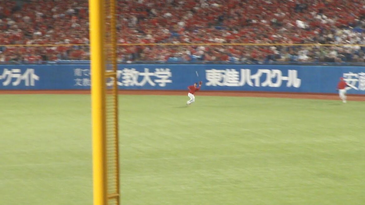 広島 中村奨成 ナイスプレー　ヤクルト vs 広島　2024年8月18日(日) 神宮球場