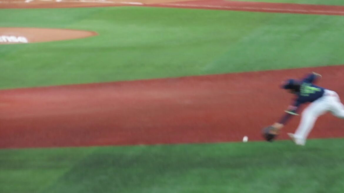 【DeNAファンもびっくり】長岡秀樹、センター前の打球をアウトにする