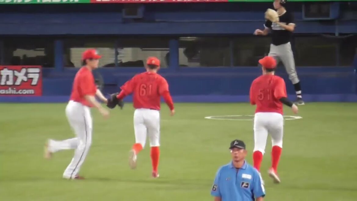 ヤクルトファンから「うまい」と言わせる矢野雅哉、一発目イレギュラーの打球に合わずも、その後は華麗なエリア61で好守備2連発！2024年8月17日