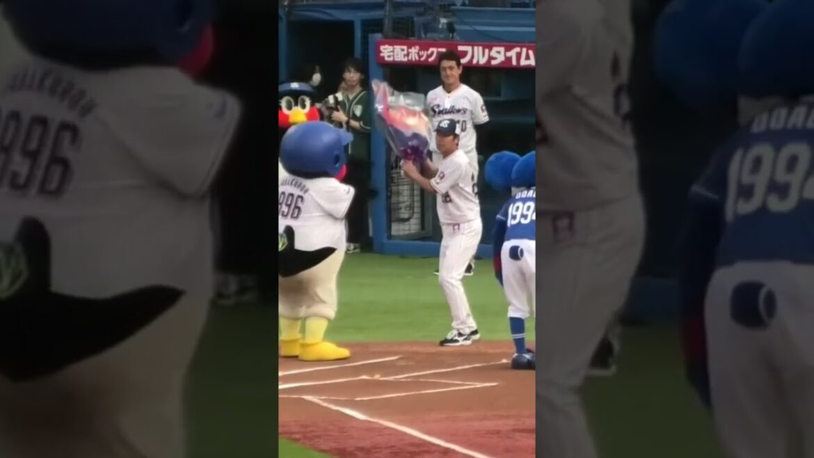 つば九郎、高津臣吾監督から花束を叩きつけられそうになるw #つば九郎 #東京ヤクルトスワローズ #shorts
