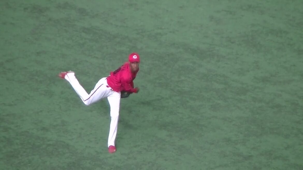 長身から腕がしなるアドゥワ誠のキャッチボール【読売ジャイアンツ対 広島東洋カープ  2024年8月6日】