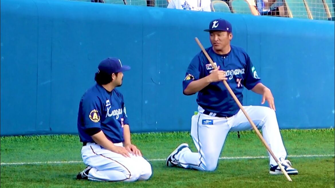 プーさん、正座で小池コーチと話しててかわいいw 横浜DeNAベイスターズ 2024/8/12 宮﨑敏郎