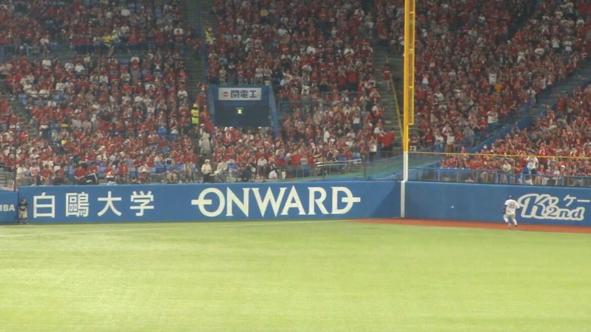 広島 石原貴規 ツーベースヒット 本日3本目の2塁打　ヤクルト vs 広島　2024年8月18日(日) 神宮球場