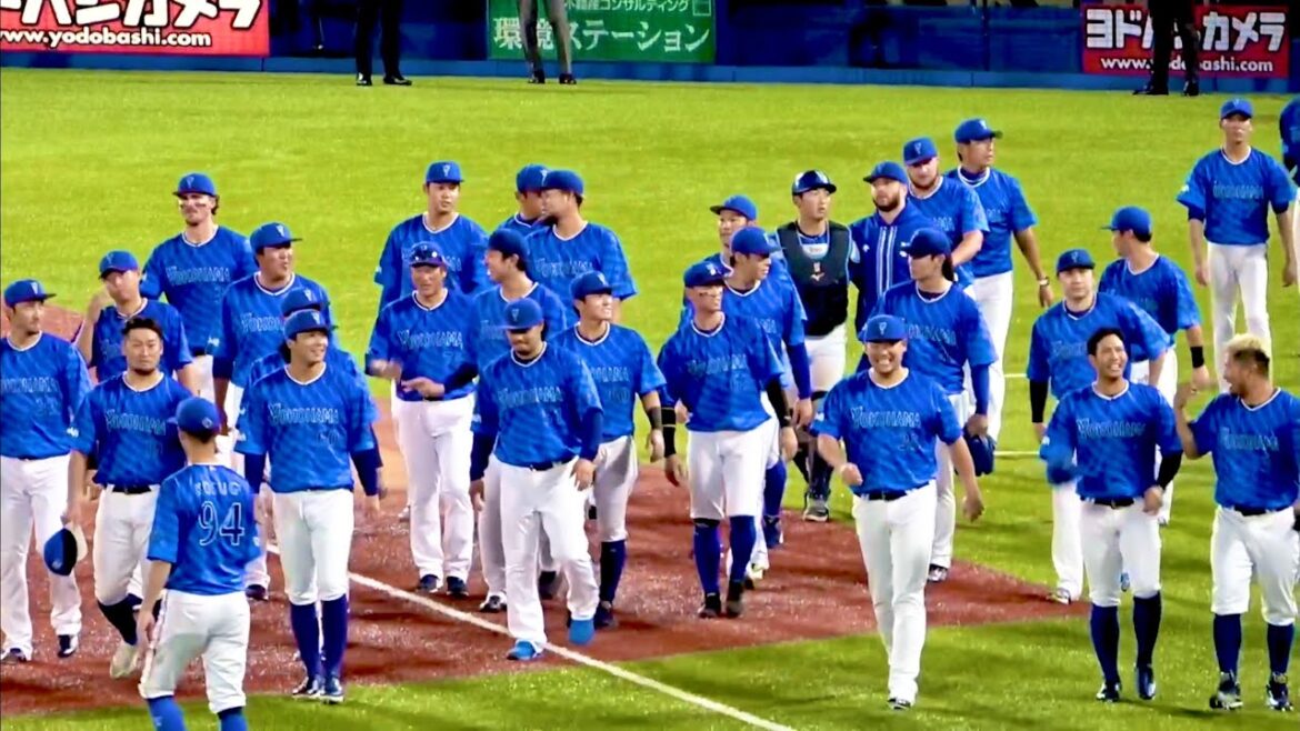 神宮最終戦、ファンに挨拶するベイスターズの選手たち！ 横浜DeNAベイスターズ 2024/8/25
