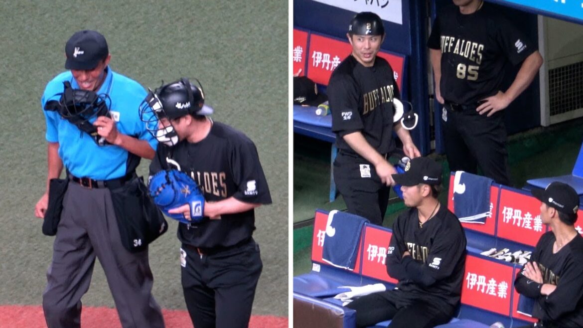 【中嶋監督が猛抗議した判定のこと？】土山球審と言葉を交わした後、ベンチで笑いながら石川亮と会話する若月健矢