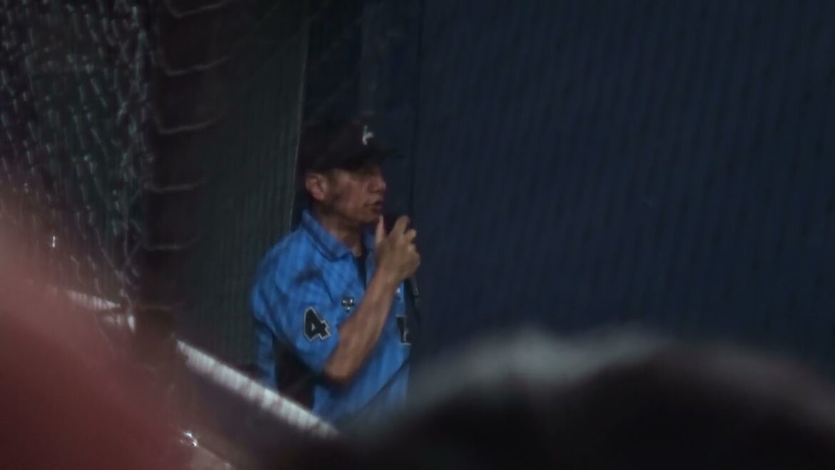 【審判ウォッチ(場内説明編)】捕手のプロテクターに投球が入ったかどうか協議した後、場内説明する吉本文弘クルーチーフ【2024.8.8 オリックス vs 埼玉西武 17回戦 @京セラドーム大阪】 【審判ウォッチ(場内説明編)】捕手のプロテクターに投球が入ったかどうか協議した後、場内説明する吉本文弘クルーチーフ【2024.8.8 オリックス vs 埼玉西武 17回戦 @京セラドーム大阪】