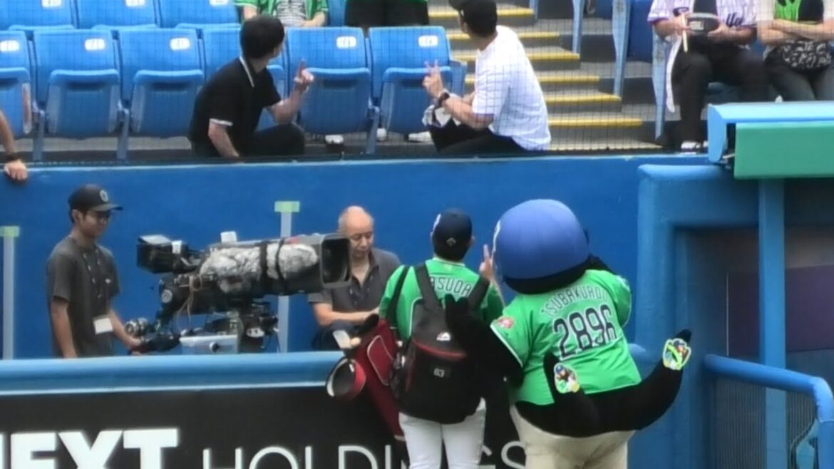 つば九郎&増田珠、お客さんと記念撮影 20240824