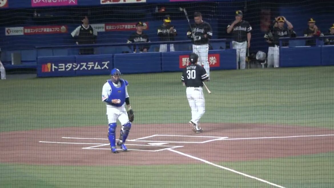 中日ドラゴンズ 2024/6/6 試合開始前始球式でノーバン投球 打席に立った福岡ソフトバンクホークス 佐藤直樹選手が小さく拍手をする