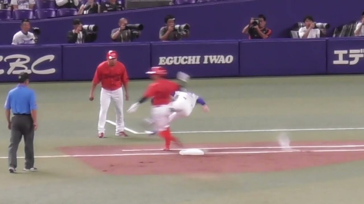 羽月、見事に送りバントを決めるも、中日田中とベース上で交錯！心配そうに歩み寄る羽月隆太郎(田中選手も無事で良かった) 2024年8月27日