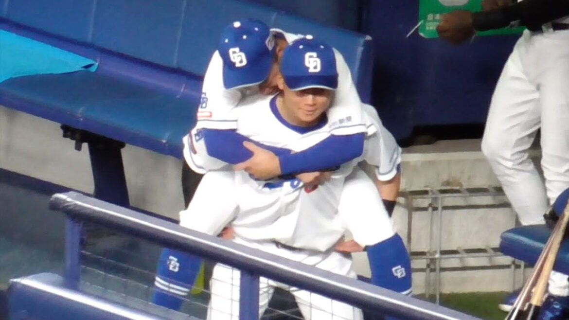 岡林勇希とゆかいな仲間たち　村松開人におんぶしてもらう　中日ドラゴンズVS広島東洋カープ　2024/08/27