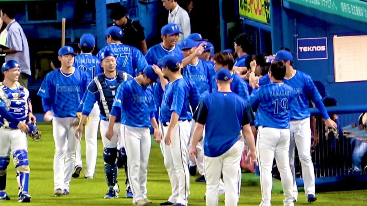 吉野光樹のプロ初勝利を祝う投手陣たち！ みんな揃って帰路についてて雰囲気いい感じ！ 横浜DeNAベイスターズ 2024/8/23