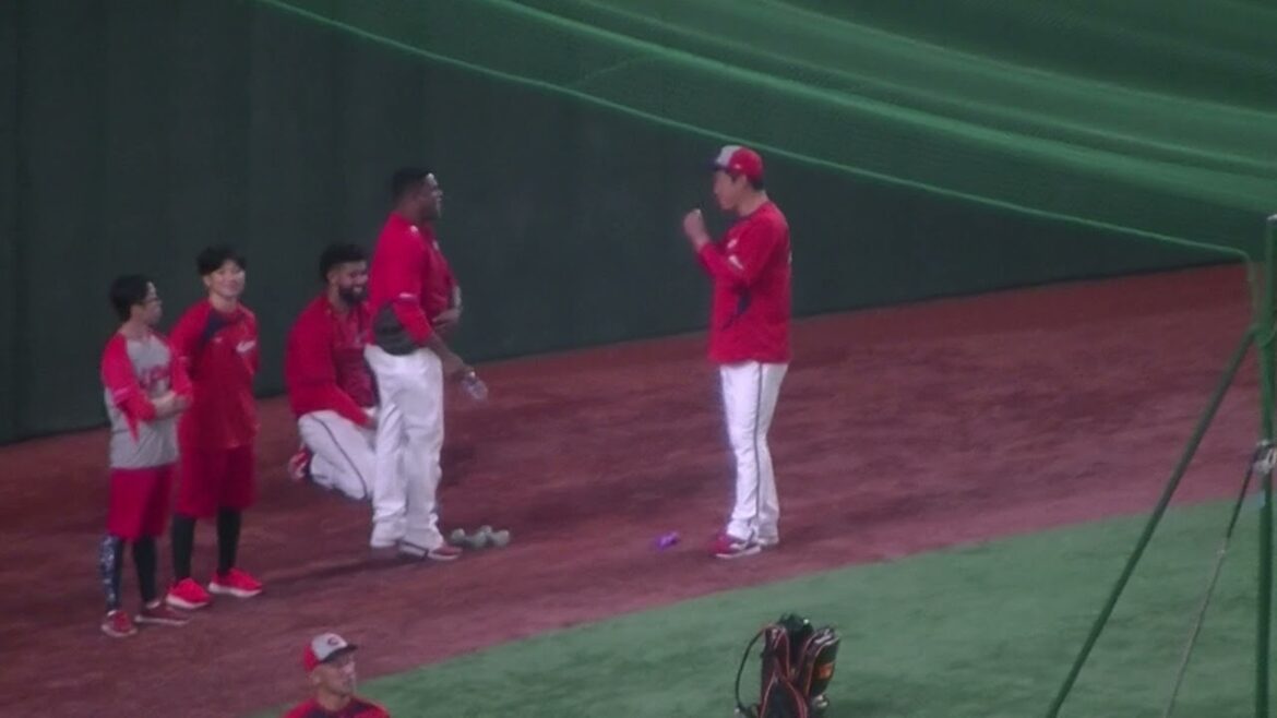 コルニエルたちと楽しそうに話すカープ新井貴浩 監督（2024年8月20日 読売ジャイアンツ 対 広島カープ）