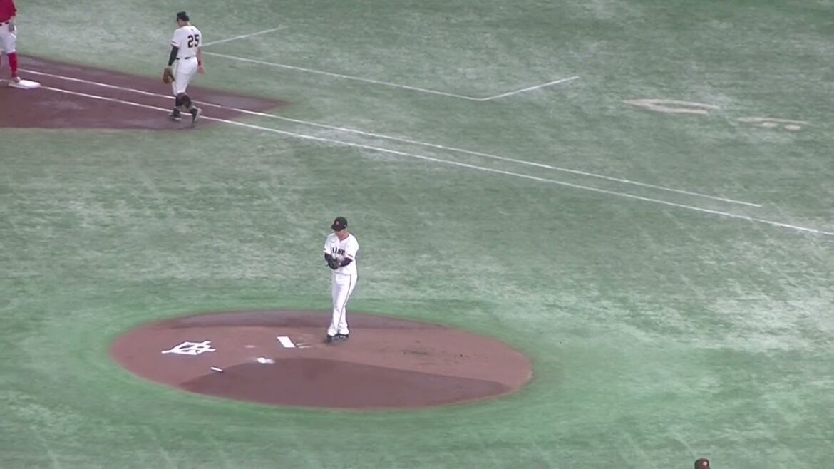 會澤翼 レフトへヒットで見事にバントを決める森下暢仁（2024年8月20日 読売ジャイアンツ 対 広島カープ）