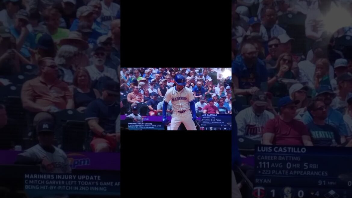 Luis Castillo coming up to hit. #baseball #baseballhighlights #mlbshorts #mariners #pitchers #sports