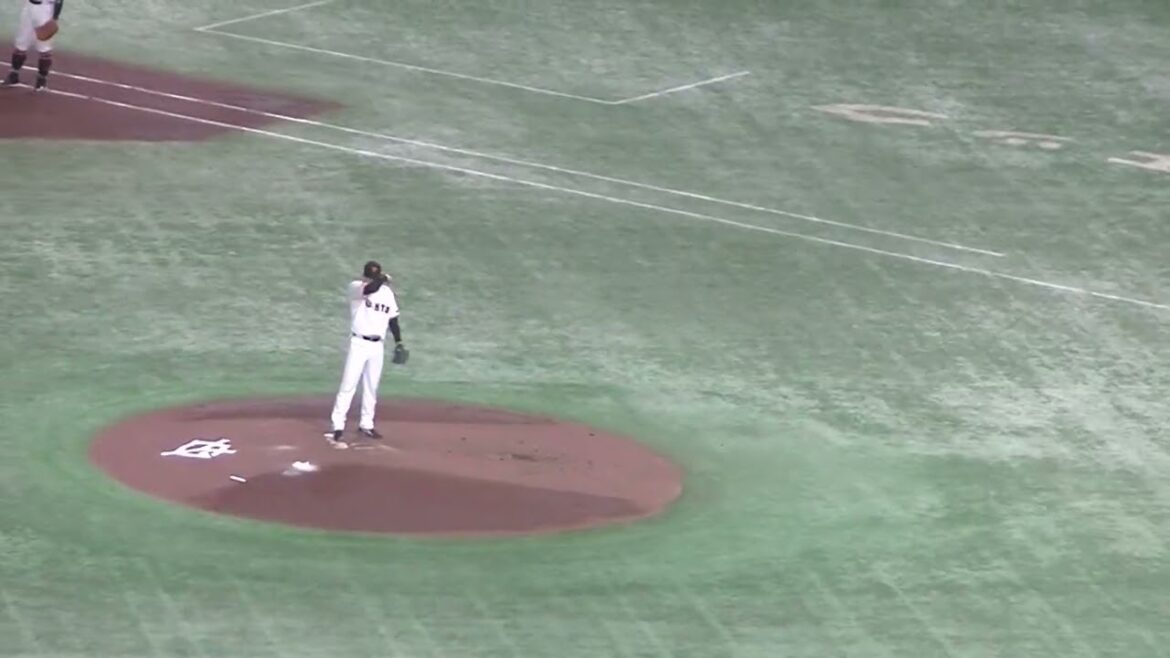 會澤翼センターへヒットを放つ（2024年8月20日 読売ジャイアンツ 対 広島カープ）