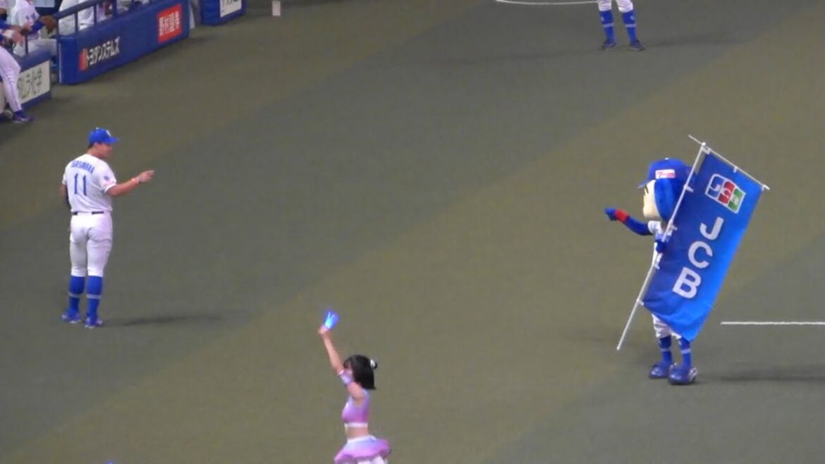 2024.08.28 照明が点滅してキャッチボールができないのでドアラと挨拶する小笠原慎之介