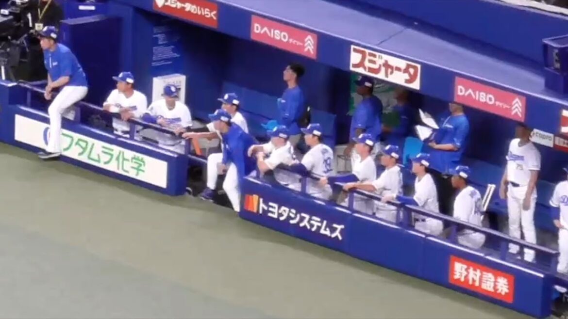 勝利の瞬間のドラゴンズベンチ　髙橋宏斗と松山晋也がハイタッチ　そして田中幹也と宇佐見真吾が揃っていつもの最敬礼　中日ドラゴンズVS広島東洋カープ　2024/08/27