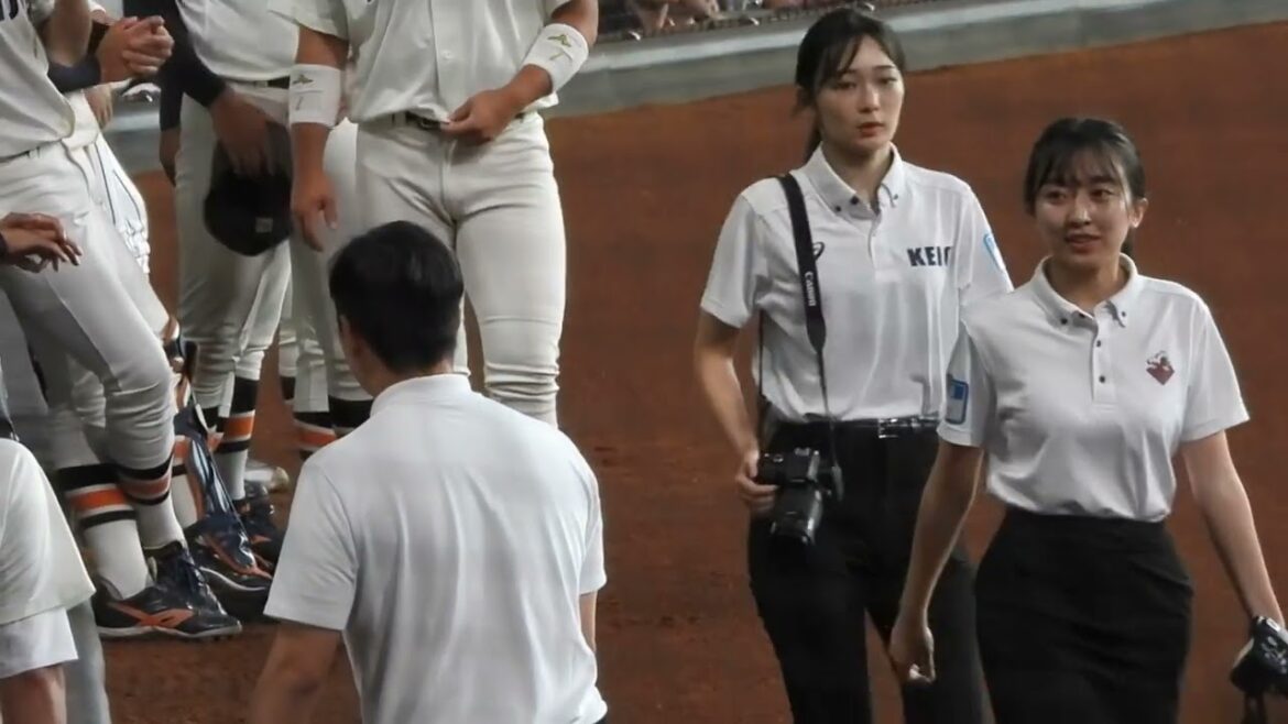 早稲田大学OBの斎藤佑樹がベンチに登場‼︎監督と話す姿が見られる　エスコンフィールド北海道日本ハムファイターズvs六大学野球選抜