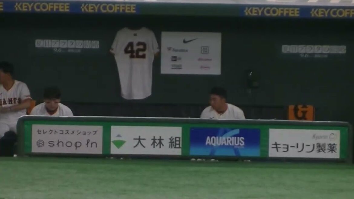 ベンチ入りした浅野翔吾と丸佳浩の様子＜読売ジャイアンツ 対 広島カープ 2024年8月21日＞