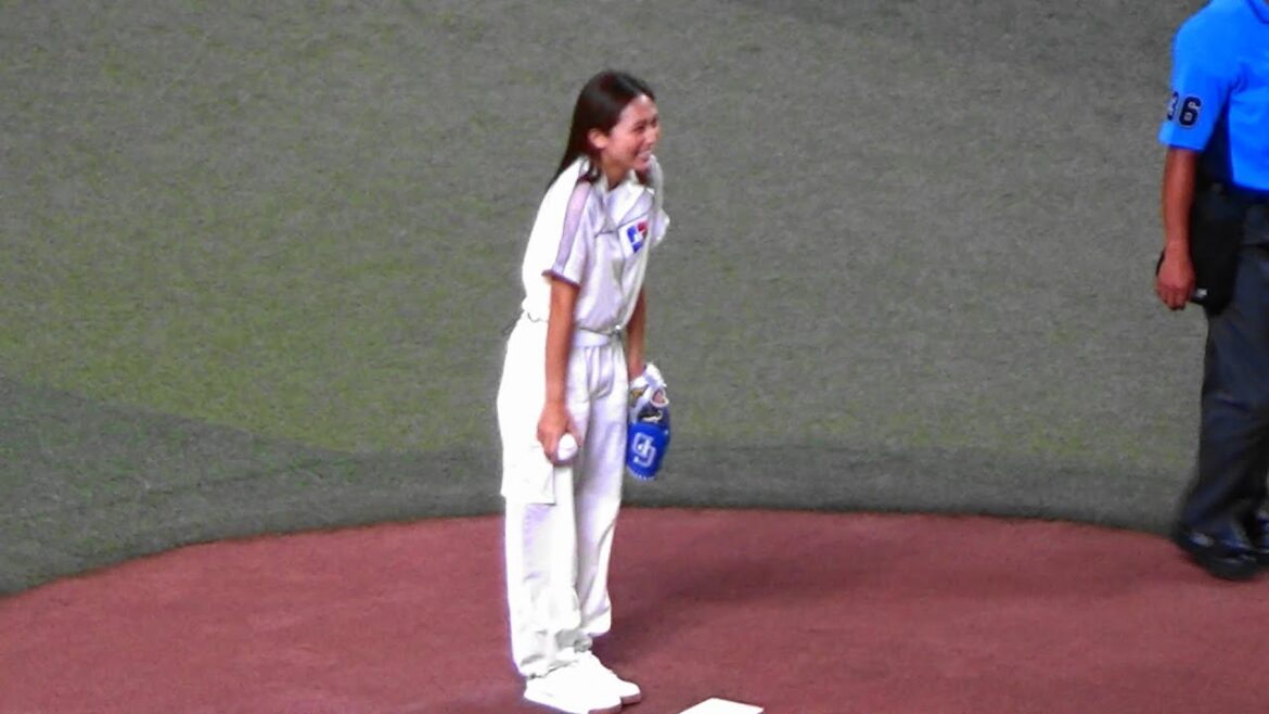 川口春奈さんが始球式　ドアラは知ってた!?サプライズな登板