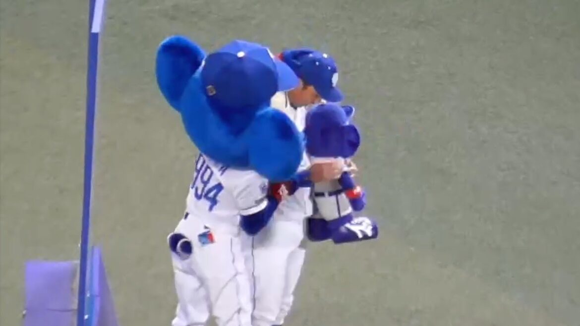 ドアラ　今日のヒーロー宇佐見真吾の頭を結構強めにポンポンする　中日ドラゴンズVS広島東洋カープ　2024/08/29