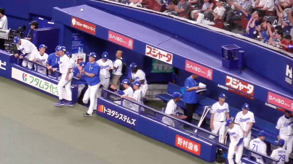 勝利の瞬間のドラゴンズベンチ　今日のヒーロー宇佐見真吾が田中幹也と一緒にいつもの最敬礼　中日ドラゴンズVS広島東洋カープ　2024/08/29