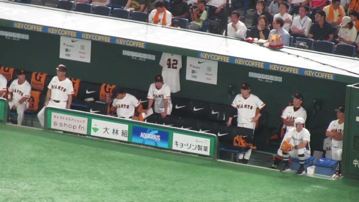 守備中のベンチの川相コーチや亀井コーチの動き（ 読売ジャイアンツ 対 広島カープ 2024年8月22日）