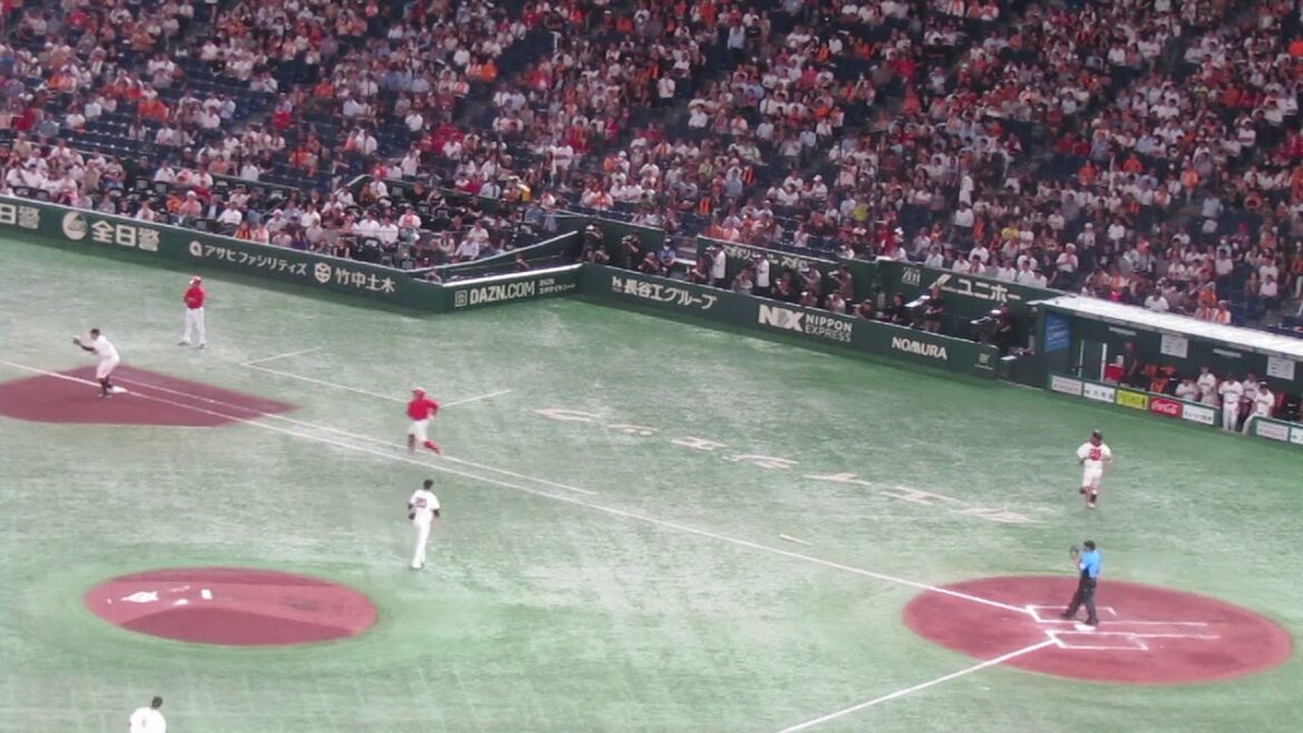 田中広輔を打ち取る戸郷翔征（ 読売ジャイアンツ 対 広島カープ 2024年8月22日）