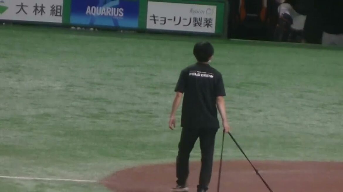 ウィーラーと仲の良い岸田行倫＜読売ジャイアンツ 対 広島カープ 2024年8月21日＞