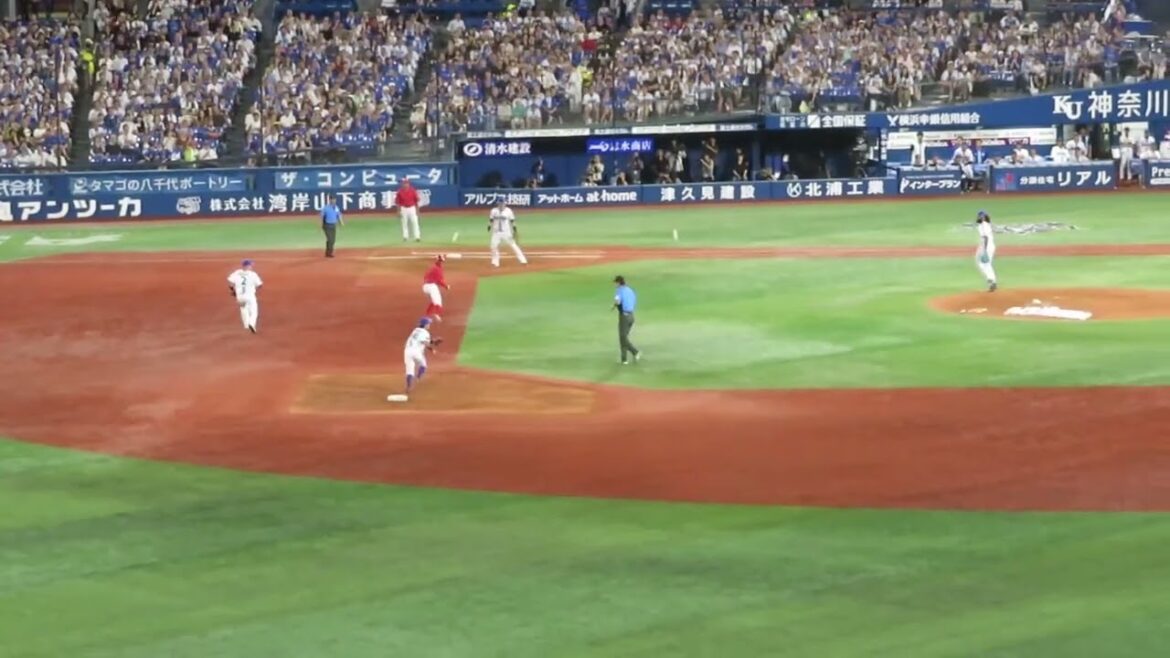 矢野選手牽制で飛び出し⁉️粘る矢野選手に送球ミス❗👍️その間に三塁ランナー生還　1点返した❗　ガンバれ❗ガンバれ❗カープ❗💪