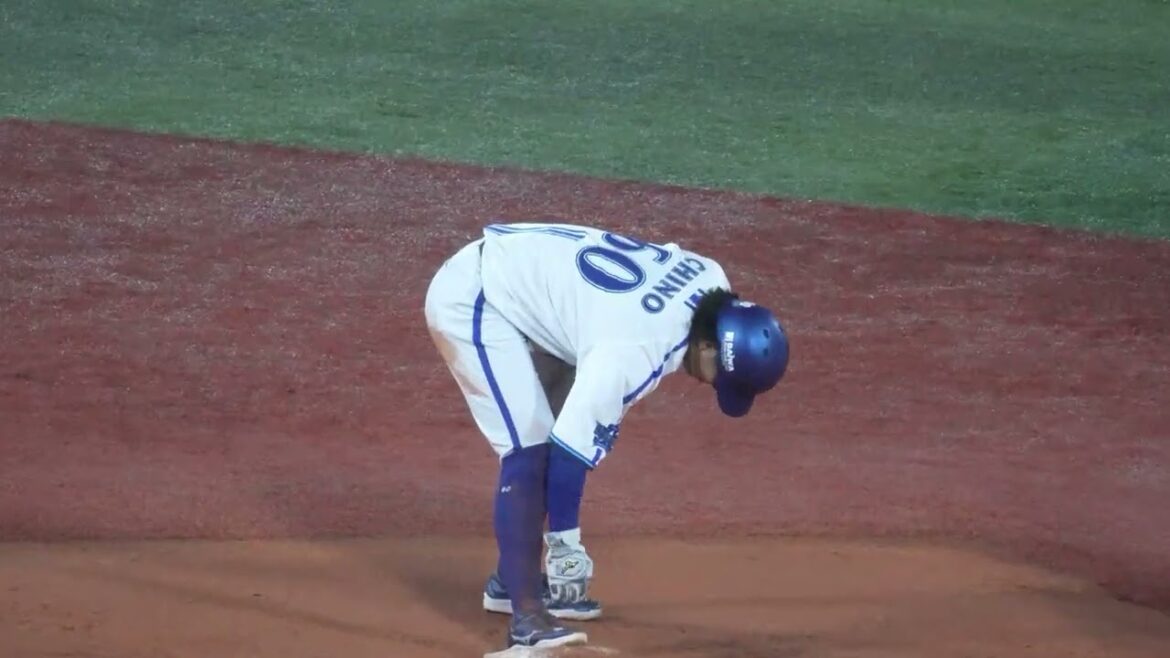 牽制に誘い出されるも悪運を発揮し2塁に進塁する知野直人(2024.9.3/横浜スタジアム）