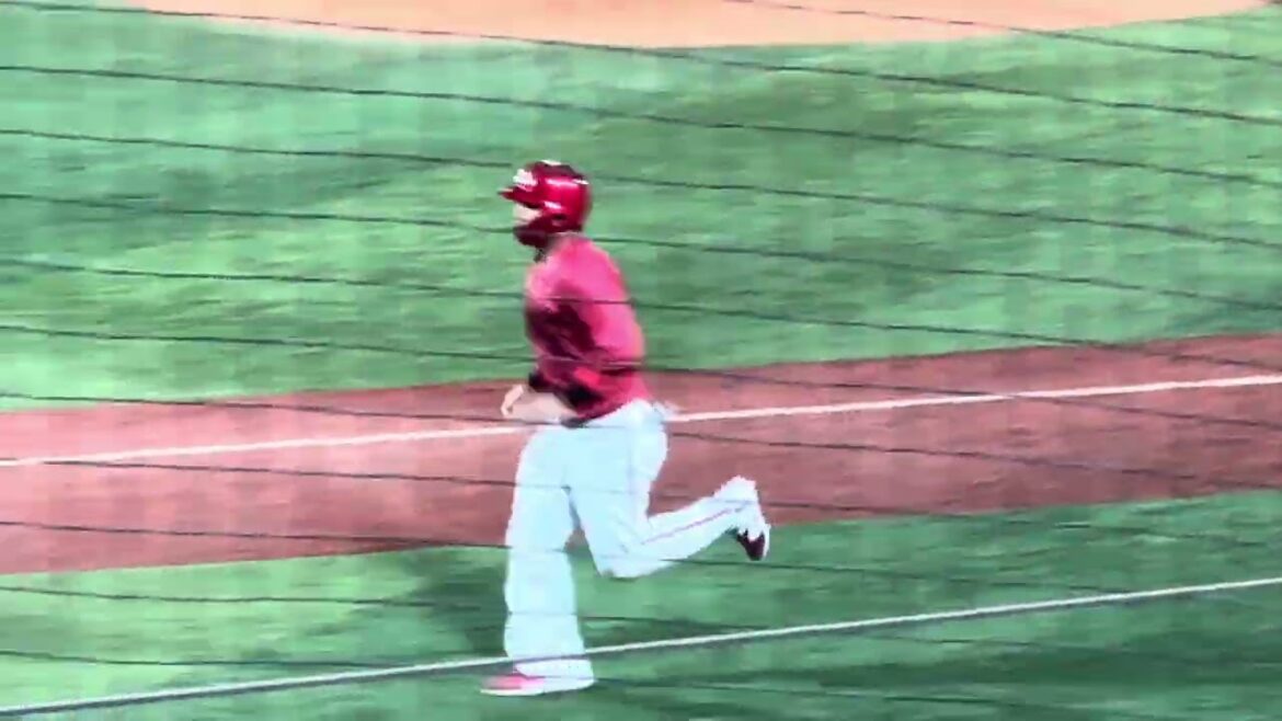 死球を受けた石原貴規！急いで一塁に向かう！