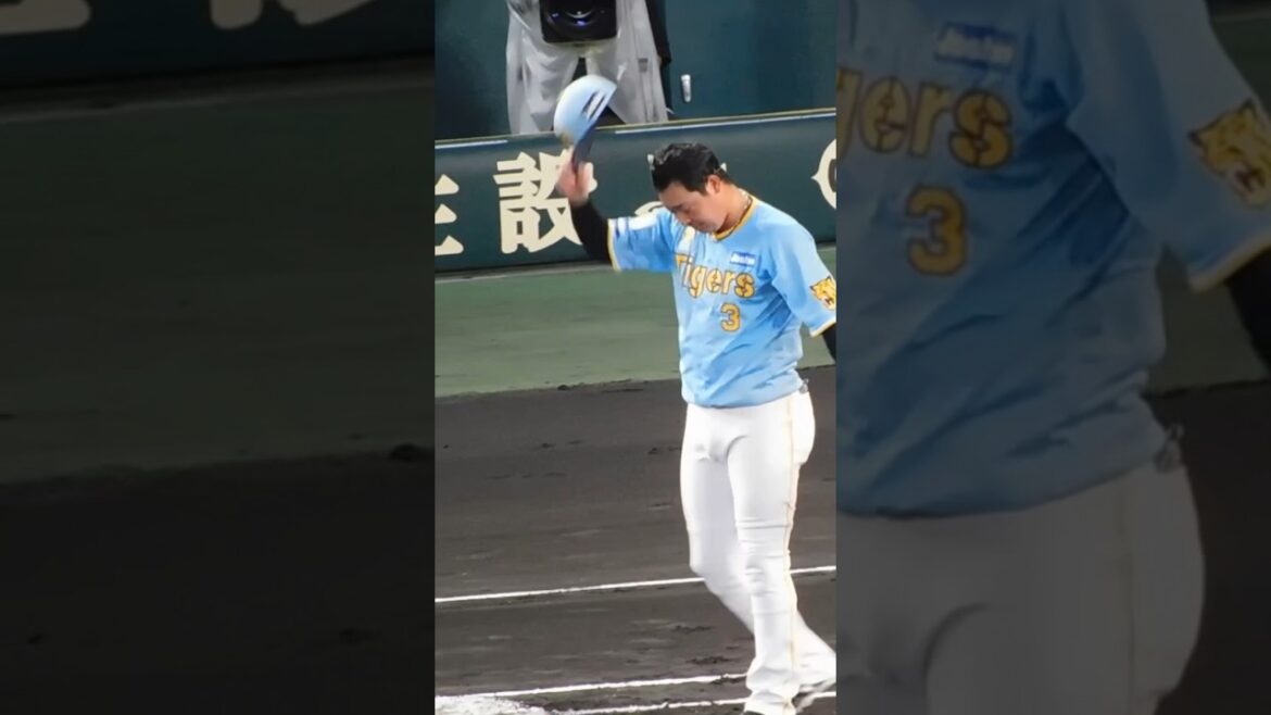 先制タイムリーを放ちファンの歓声に応える大山悠輔