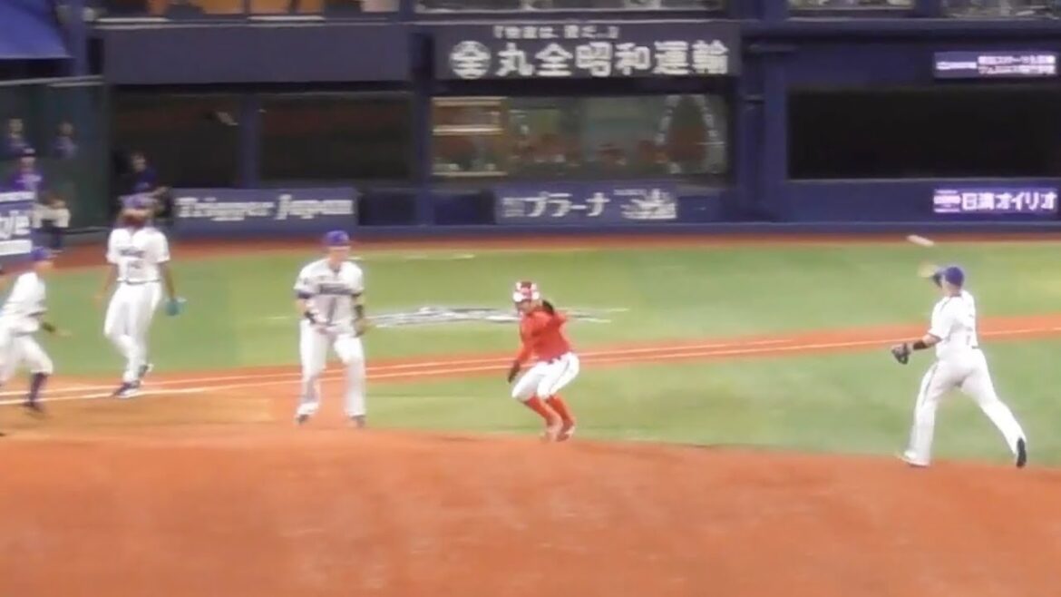 牽制で挟まれるも逃げまわる赤忍者の矢野雅哉！DeNA野手からミスを誘いラッキーな得点をあげる！2024年9月4日