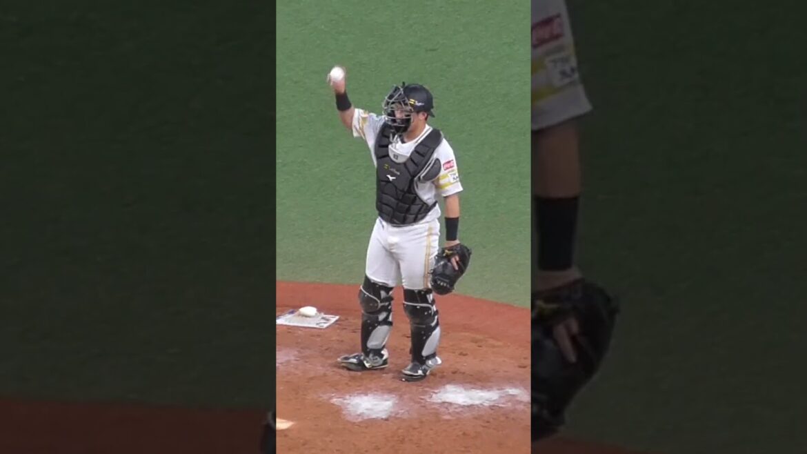 海野 隆司　キャッチャースタイルでマウンドに、緊急登板！？　#福岡ソフトバンクホークス #shorts