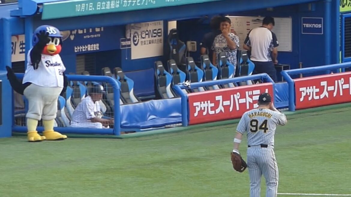 つば九郎、阪神 原口文仁と軽く挨拶する 20240906