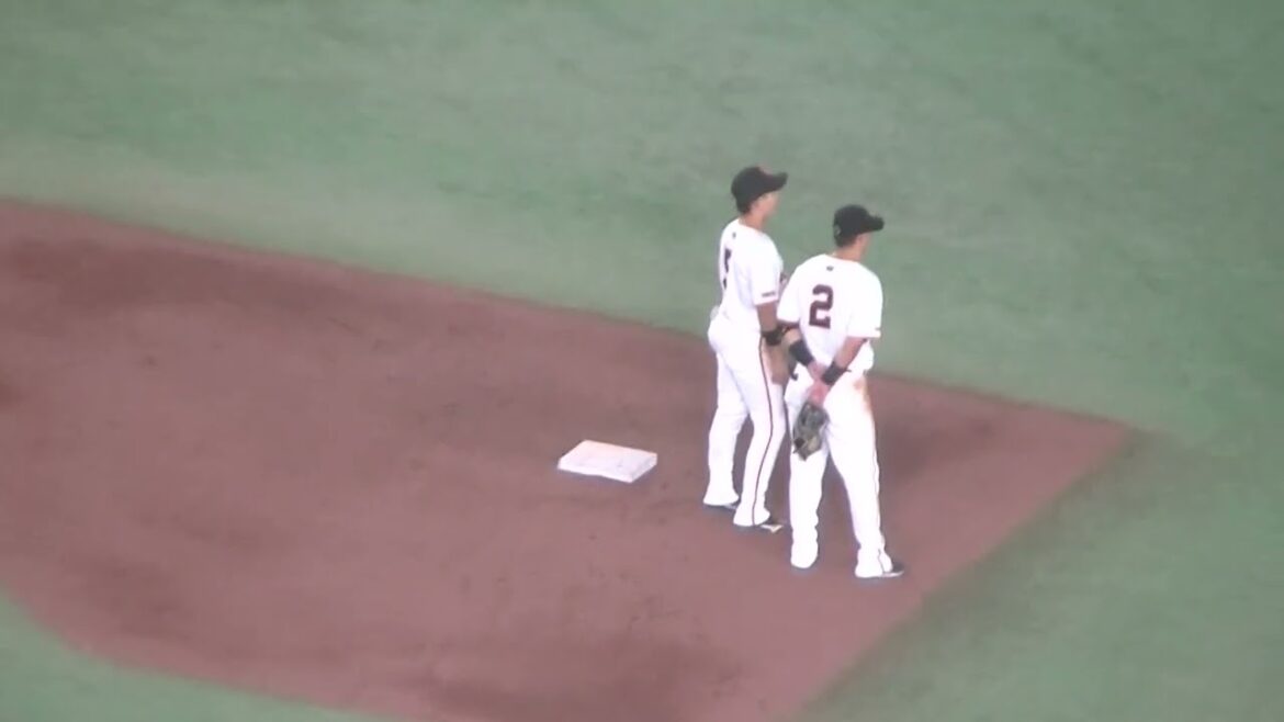 リプレイ検証中 熊谷敬宥と話す坂本勇人（2024年8月13日 読売ジャイアンツ 対 阪神タイガース）