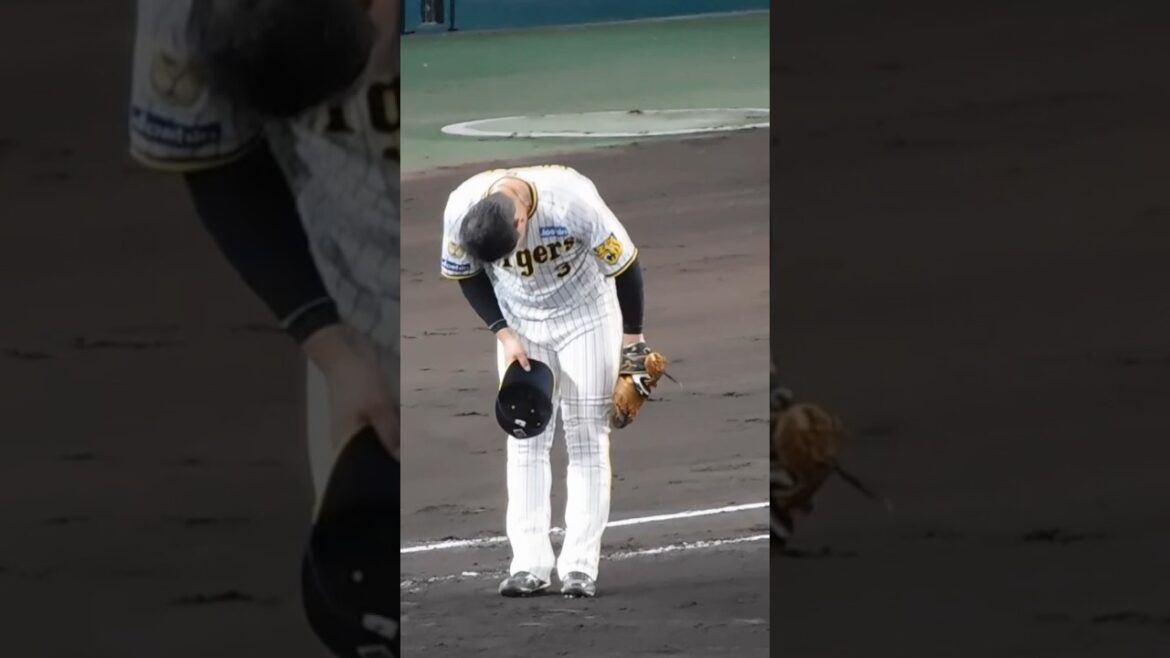 会心の特大スリーランを放ちファンの歓声に応える大山悠輔