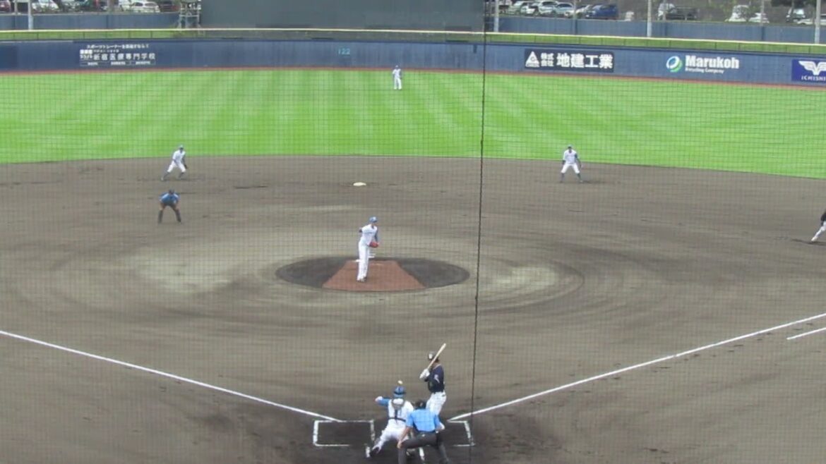 太田賢吾の打球に当たる橋本星哉（2024年9月4日 日本ハムファイターズ 対 ヤクルトスワローズ）