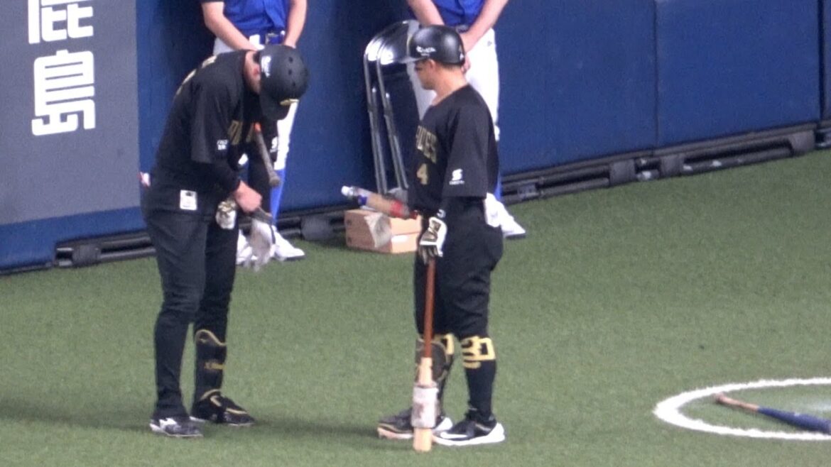 紅林のバッティンググローブに異変→新しいものと交換後、セカンド強襲ヒット！