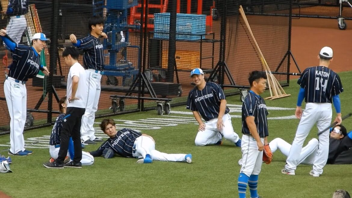 皆さんそれぞれ談笑しながらストレッチ【北海道日本ハムファイターズ】【エスコンフィールドHOKKAIDO】