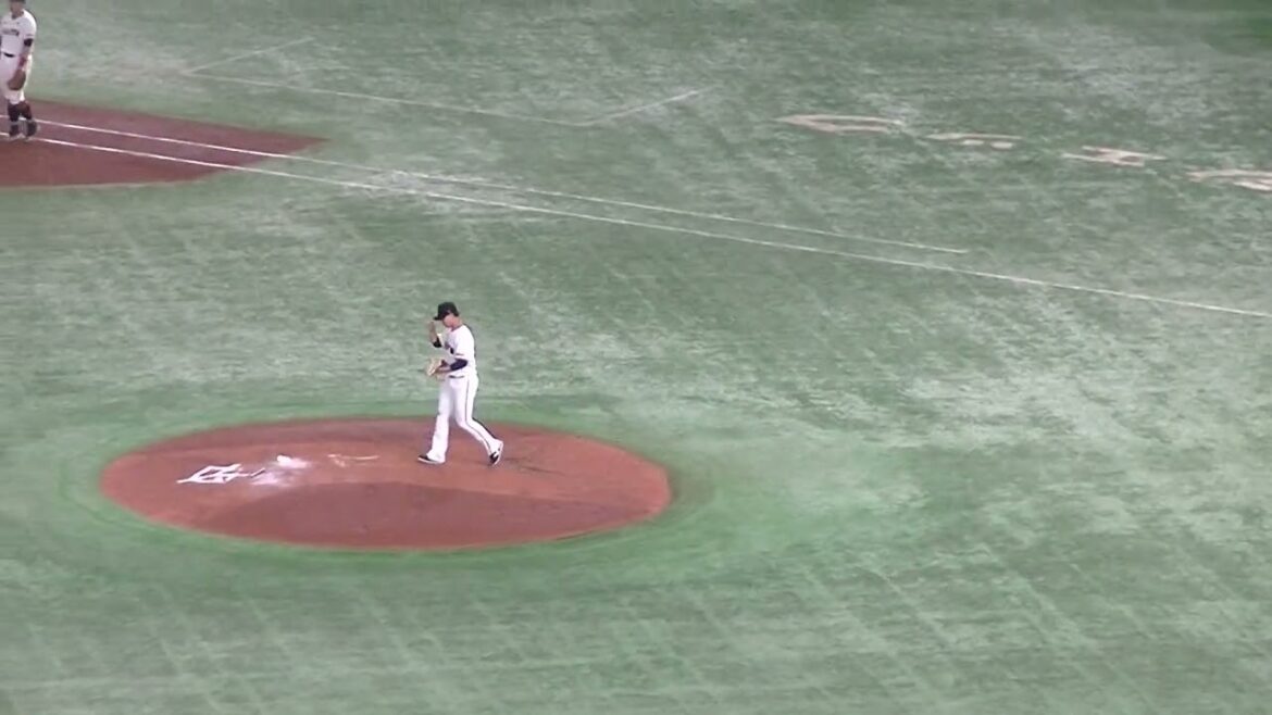 友杉篤輝をセカンドゴロに打ち取る井上温大（2024年6月6日 読売ジャイアンツ対 千葉ロッテマリーンズ）