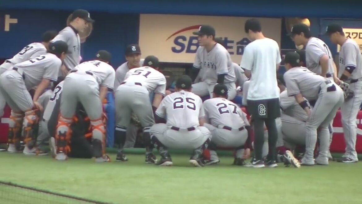 ヤクルト内山壮真とコミュニケーションとる小林誠司（ ヤクルトスワローズ対 読売ジャイアンツ 2024年8月27日）