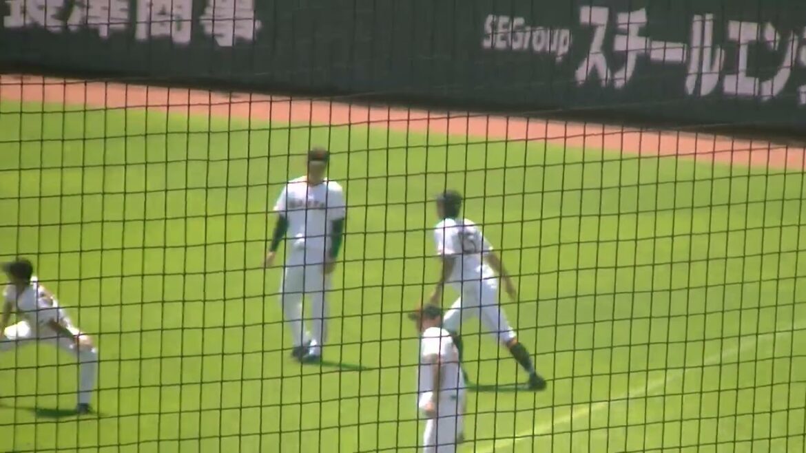 舟越秀虎と亀田啓太 試合前の話してる様子（  読売ジャイアンツ3軍 対 ソフトバンクホークス3軍 2024年9月2日）