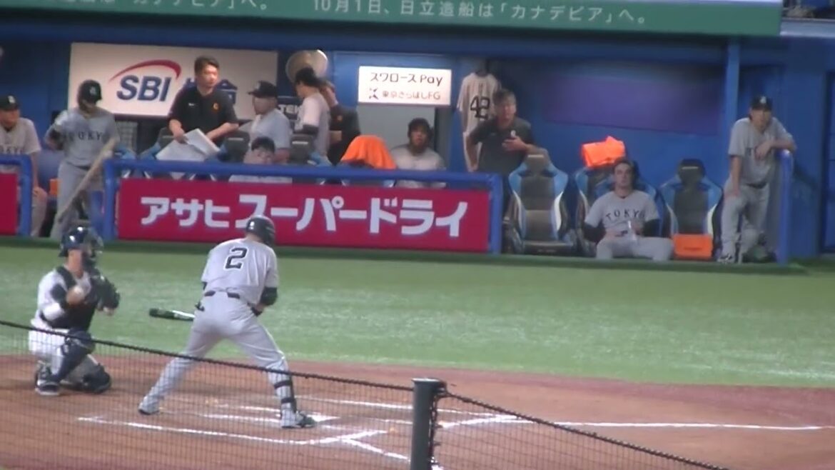 フォアボールを選ぶ吉川尚輝（ ヤクルトスワローズ対 読売ジャイアンツ 2024年8月27日）