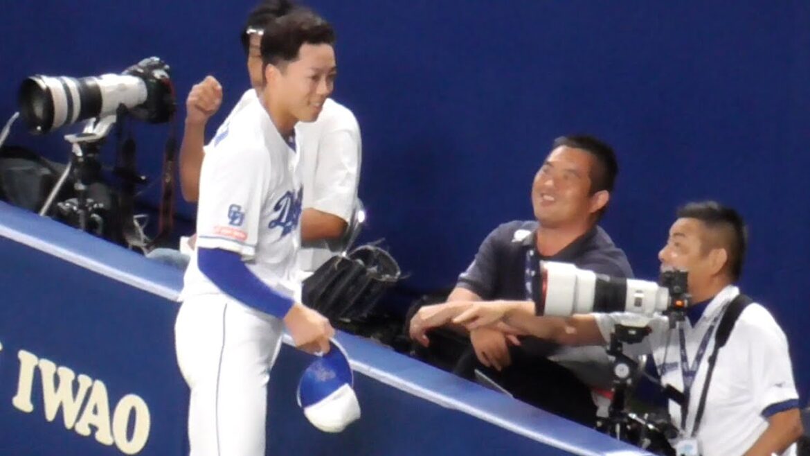 岡林勇希　帽子を間違え大慌て！カメラマンさんに教えてもらう　練習用の帽子をかぶってしまう　中日ドラゴンズVS東京ヤクルトスワローズ　2024/09/11