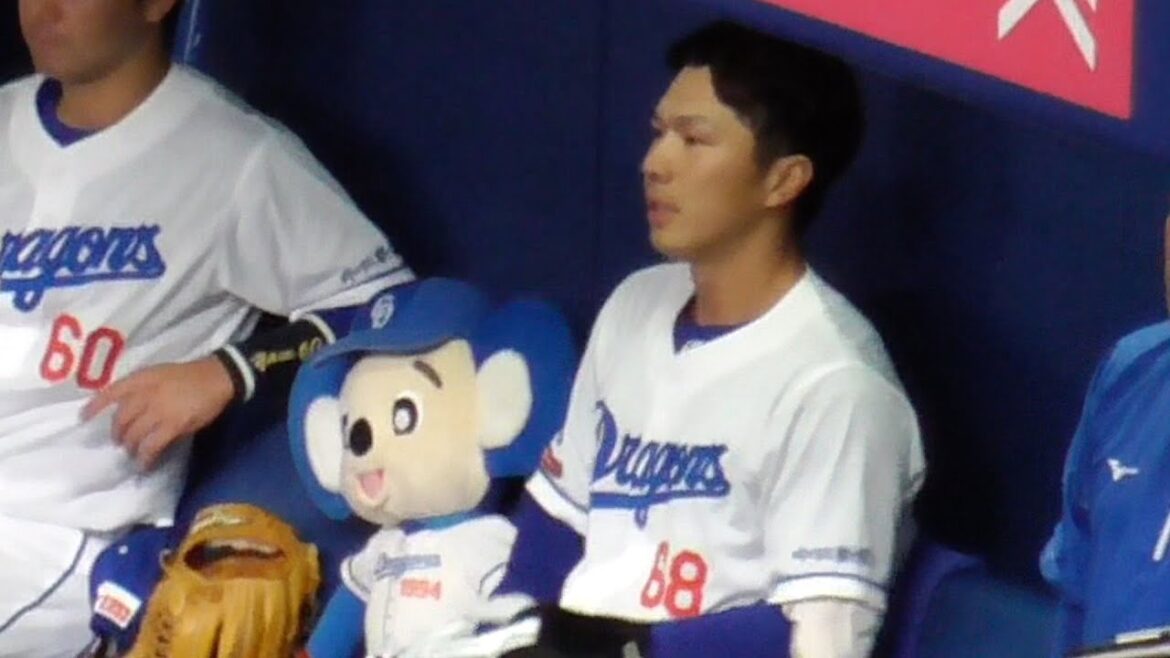 福永裕基　ドアラ人形と仲良く一緒に座る　中日ドラゴンズVS東京ヤクルトスワローズ　2024/09/12