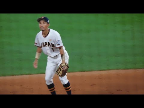 【日韓OB戦】リラックスして守るも、打者のインパクトの瞬間だけは現役時代さながらに反応する鳥谷敬 【日韓OB戦】リラックスして守るも、打者のインパクトの瞬間だけは現役時代さながらに反応する鳥谷敬