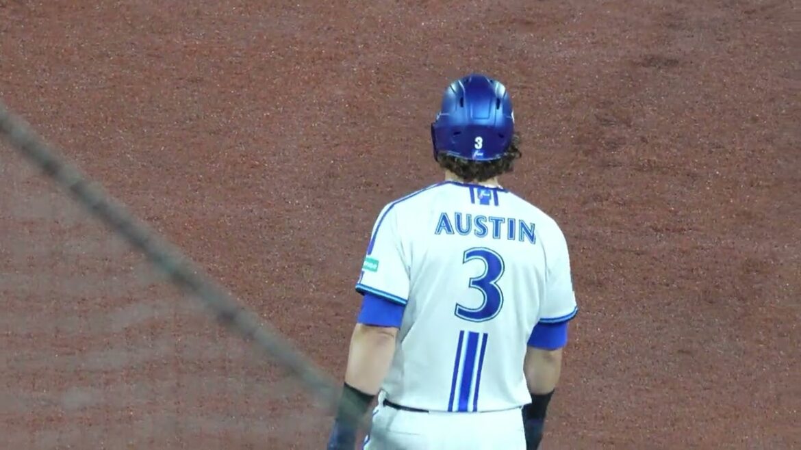 貴重な5点目となる犠飛(大飛球）を打つも、リプレイ動画を見て首をかしげる意識の高いオースティン（2024.9.13/横浜スタジアム）