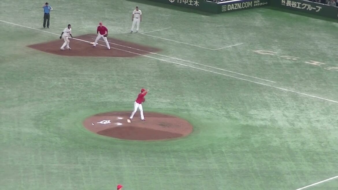 レフトフライに吉川尚輝を打ち取る島内颯太郎【読売ジャイアンツ対 広島東洋カープ  2024年8月22日】